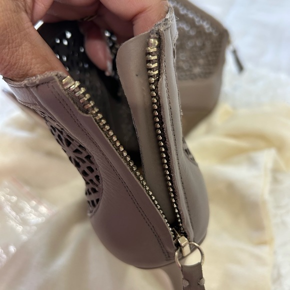 💥PRICE⬇️
 BADGLEY MISCHKA - High Heel Taupe Bootie - size 7 - - Picture 9 of 10